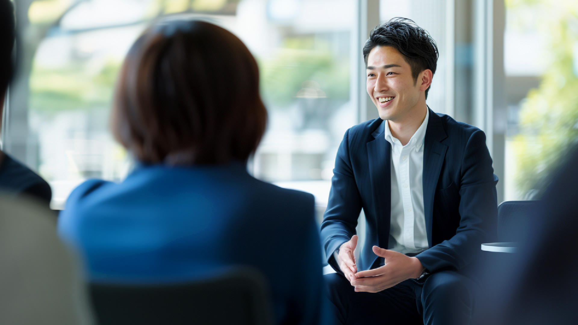 プレゼンする男性